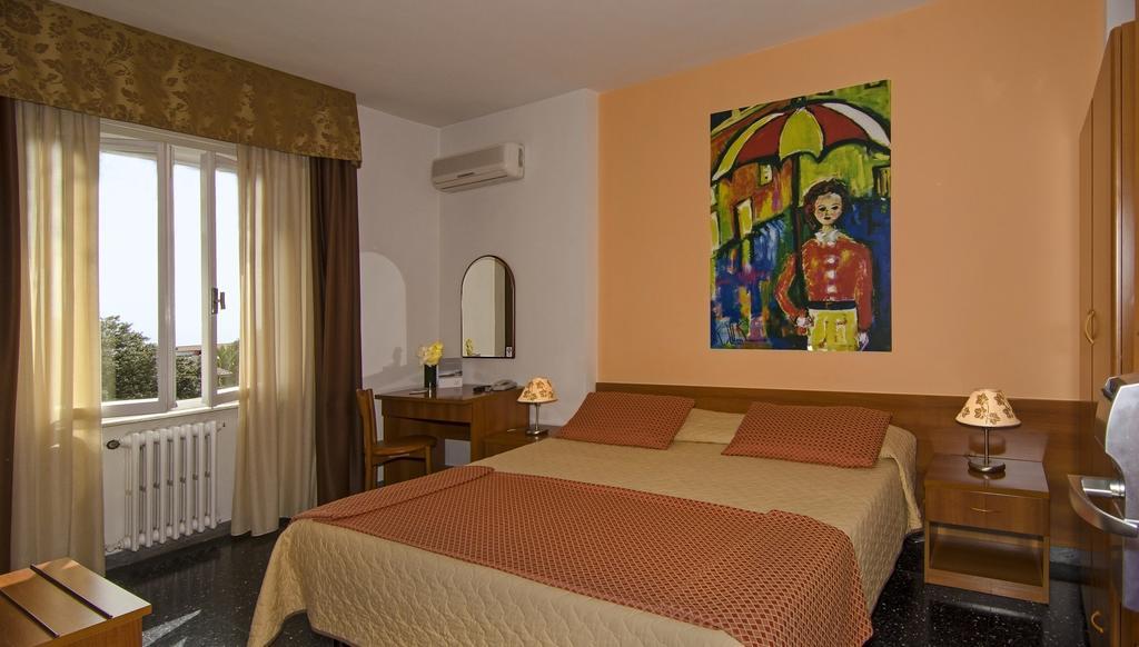 Hotel Scandinavia Marina di Massa Szoba fotó