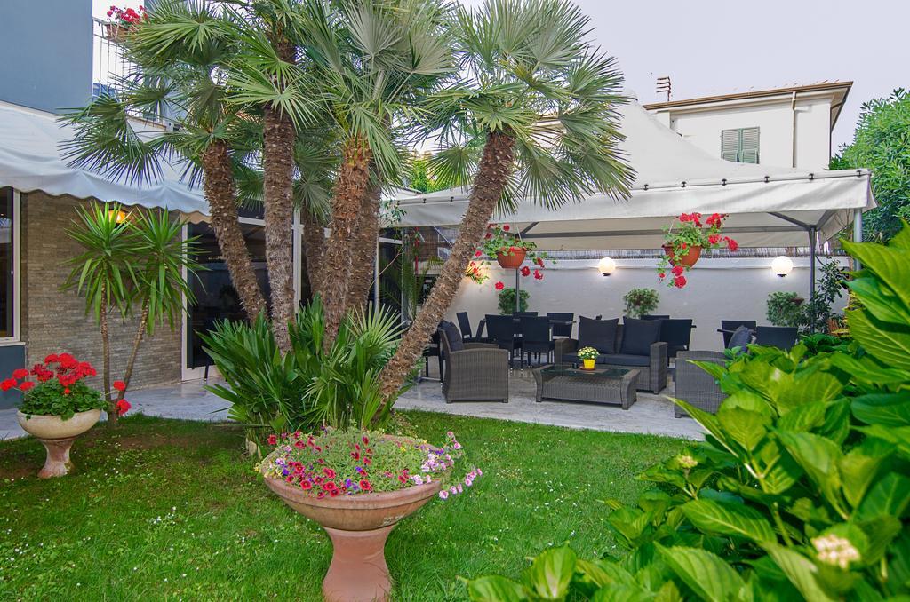 Hotel Scandinavia Marina di Massa Kültér fotó
